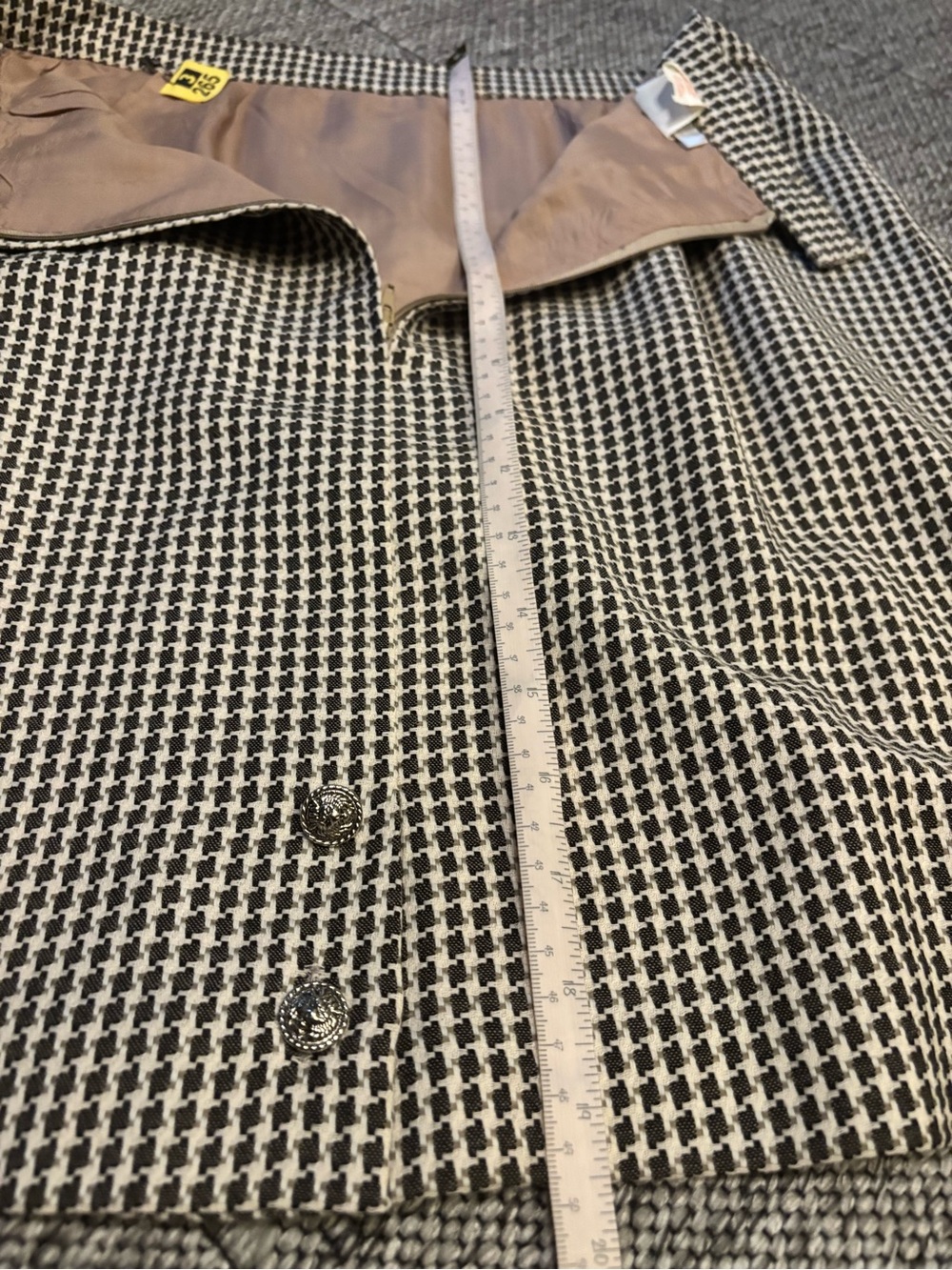 Classic Houndstooth Jacket - Women's Tailored Coat & matching skirt. - Picture 11 of 14